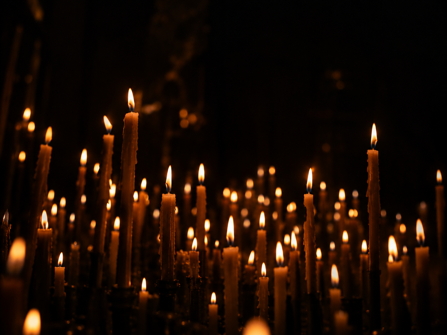 Velas acesas sobre um altar escuro